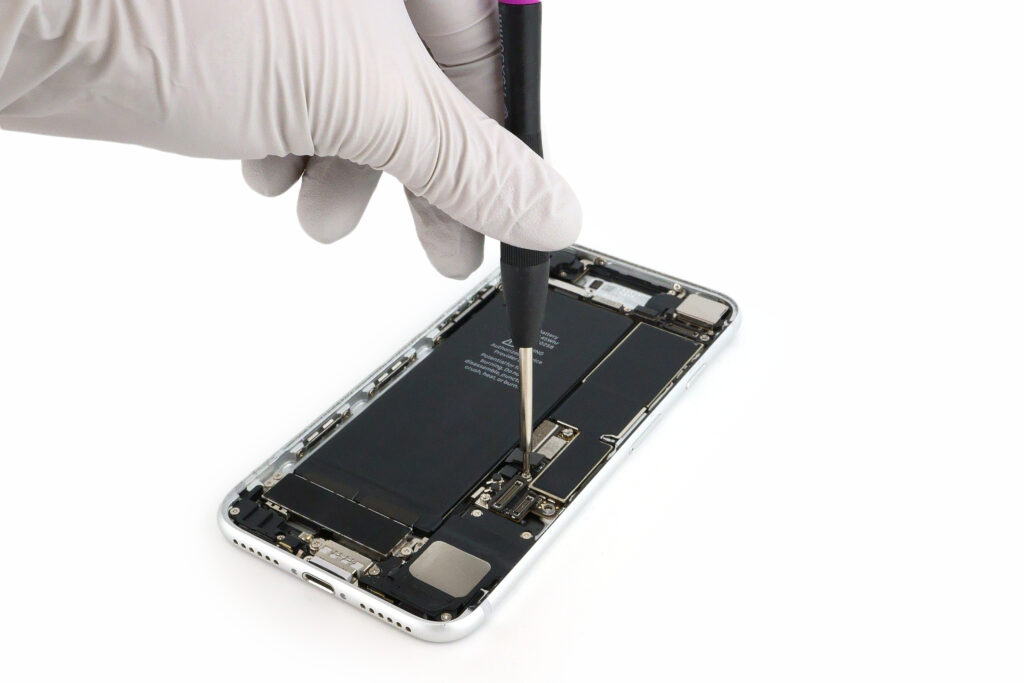 iPhoneのモデルによりバッテリー交換作業の難易度は異なる