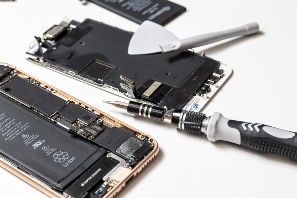 本体の液晶画面を開けて接続されているバッテリーコネクタを外す