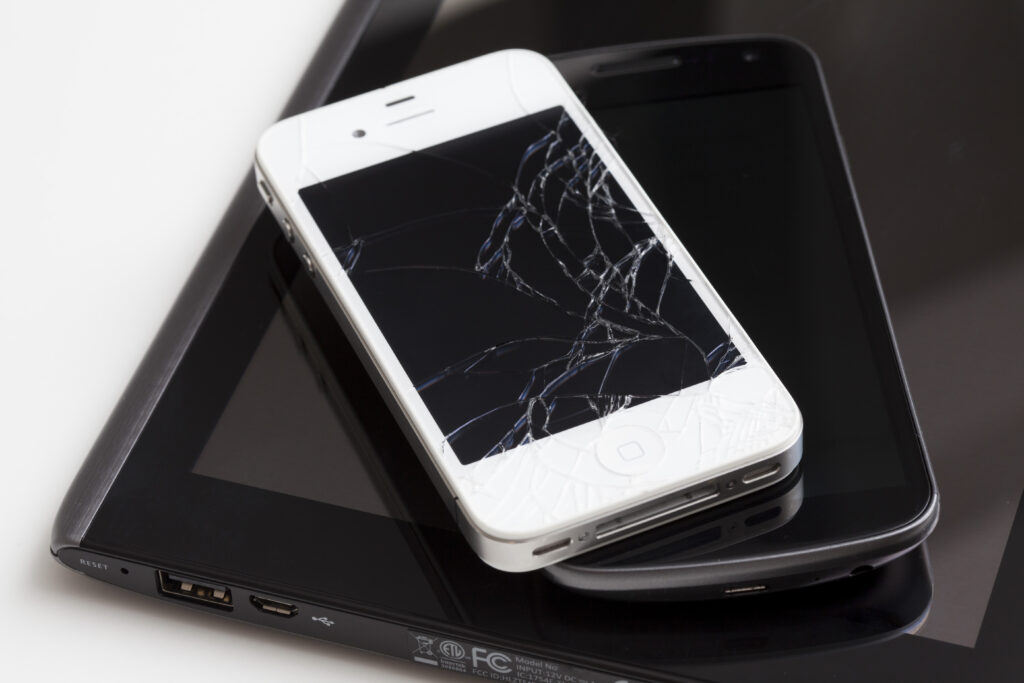 iPhoneの液晶パネルやガラス交換はさまざまなリスクが伴う