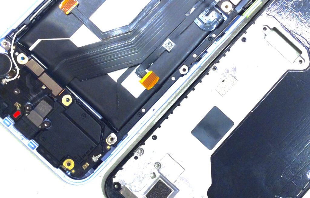 iPhone本体内はケーブルやコネクタが複雑に入り組んでいる